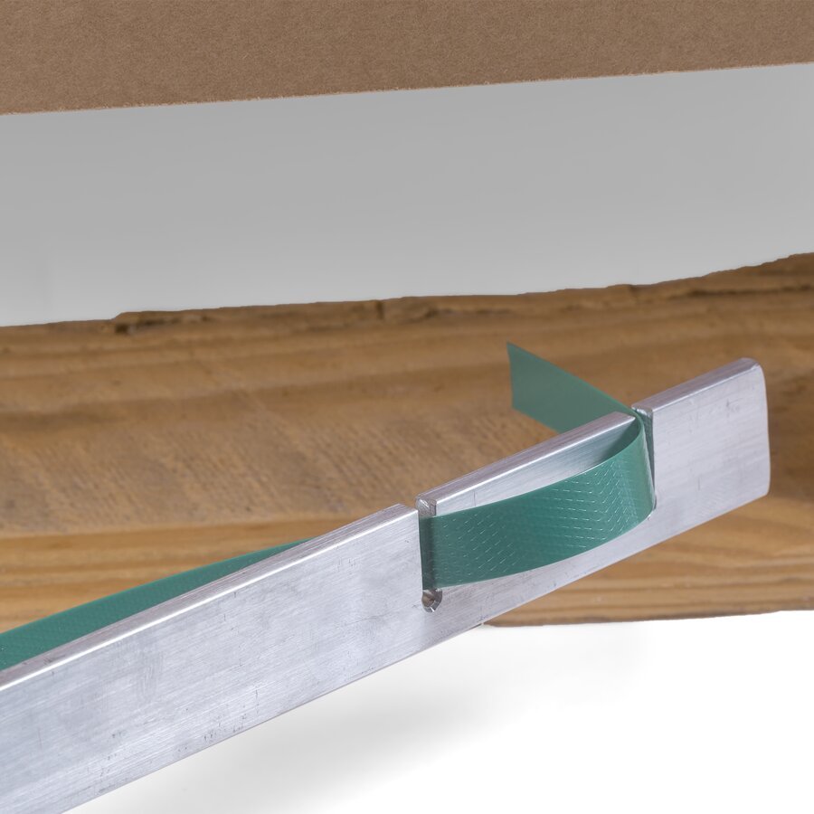 In den Einkerbungen an der Spitze der Umreifungslanze wird das Band einfach befestigt In den Einkerbungen an der Spitze der Umreifungslanze wird das Band einfach befestigt