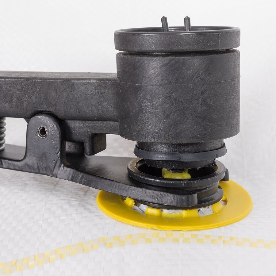 Einmal auf dem Stausack-Ventil platziert verhindert die Gabelzange ein Verrutschen während des Befüllvorgangs Einmal auf dem Stausack-Ventil platziert verhindert die Gabelzange ein Verrutschen während des Befüllvorgangs