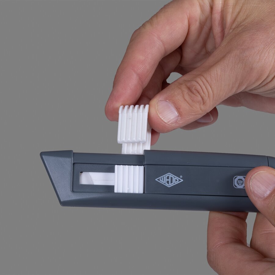 Zum Wechseln der Klinge den Klingenschieber einfach nach oben abziehen Zum Wechseln der Klinge den Klingenschieber einfach nach oben abziehen