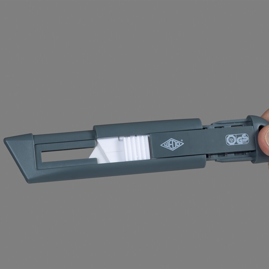 Der Klingenhalter kann bequem herausgezogen werden Der Klingenhalter kann bequem herausgezogen werden