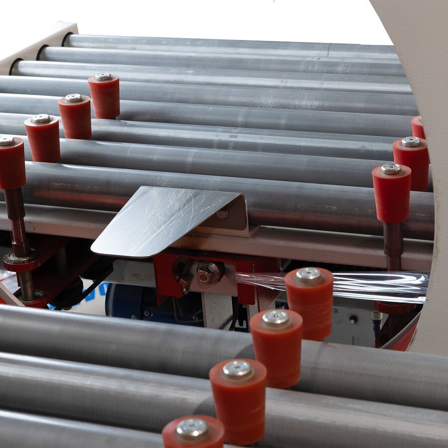 Die Folie wird in der Mitte zugeführt und verarbeitet Die Folie wird in der Mitte zugeführt und verarbeitet