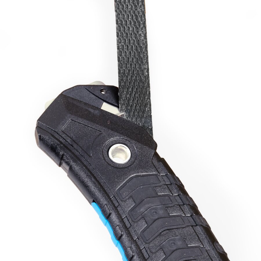 Das Umreifungsband wird im 45° Winkel geschnitten. Bester Schnitt im 45° Winkel