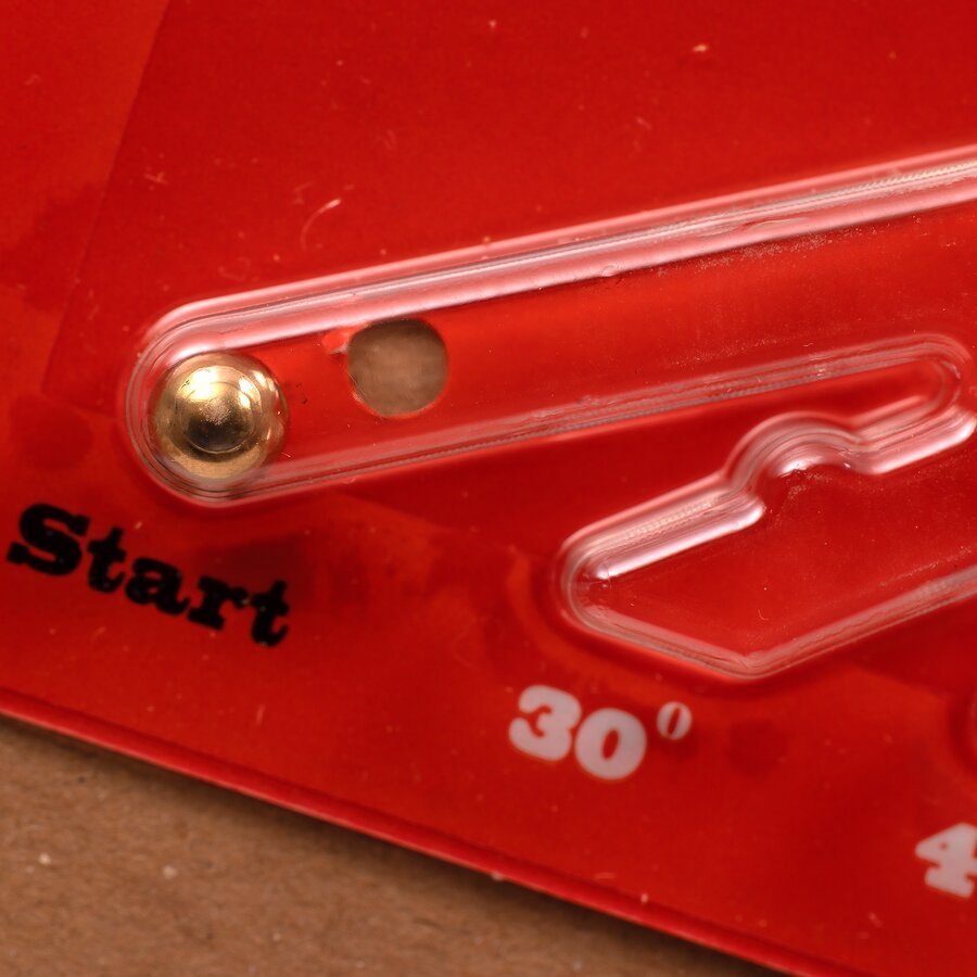 Paket muss aufrecht transportiert werden, damit Indikator nicht auslöst. Nahaufnahme Kippindikator