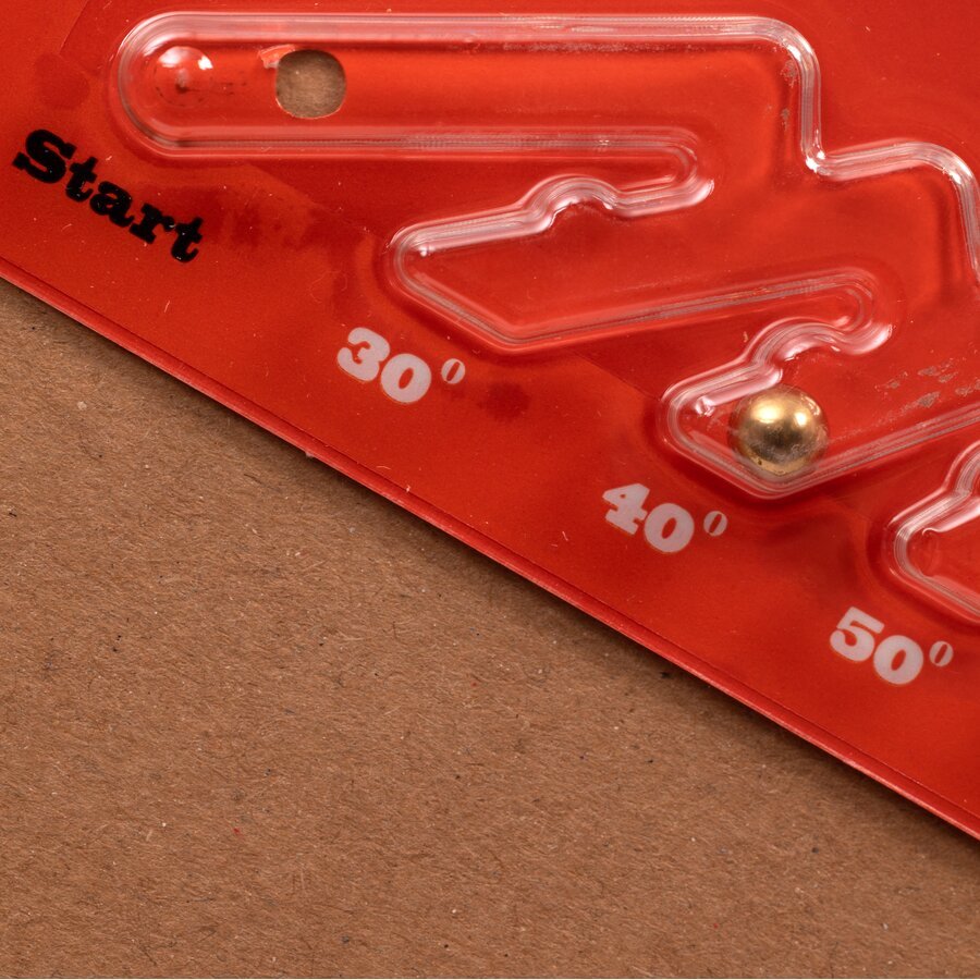 Kugel zeigt die exakte Neigung an. Nahaufnahme - Kugel bei 40° Neigung