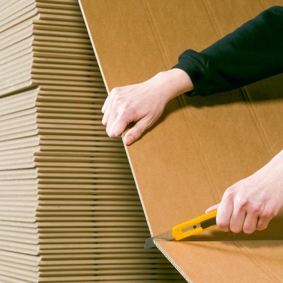 Mit einem Cuttermesser lässt sich die Wellpappe einfach auf die gewünschte Länge zuschneiden Mit einem Cuttermesser lässt sich die Wellpappe einfach auf die gewünschte Länge zuschneiden