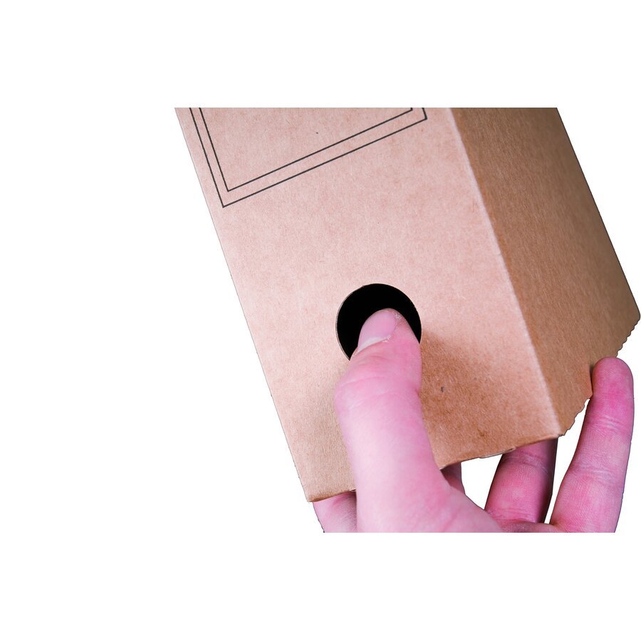 Praktische Grifflöcher erleichtern die Handhabung und das Entnehmen aus einem Regal (zweiseitig vorhanden) Praktische Grifflöcher erleichtern die Handhabung und das Entnehmen aus einem Regal (zweiseitig vorhanden)