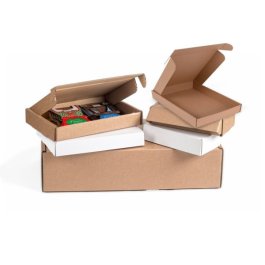 Versandkartons in verschiedenen Größen und Farben. Verschiedene Versandkartons in Braun und Weiß, einer geöffnet mit Inhalt.