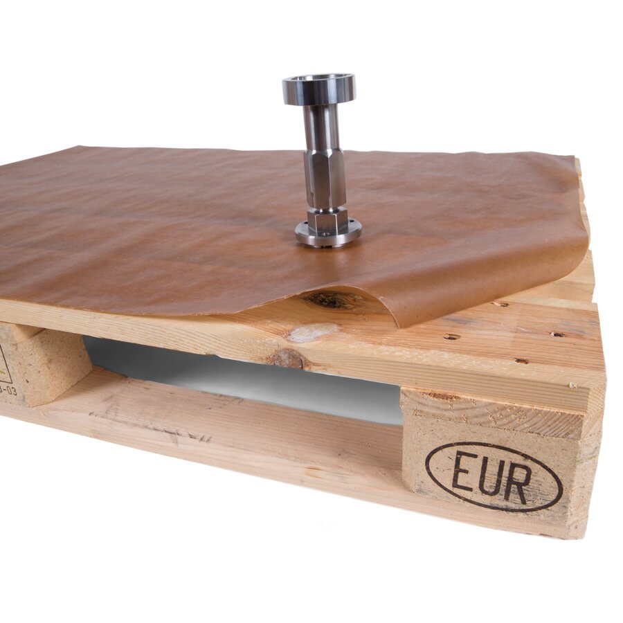 Eignet sich auch als Palettenauflage Palette mit Ölpapier und Metallteil