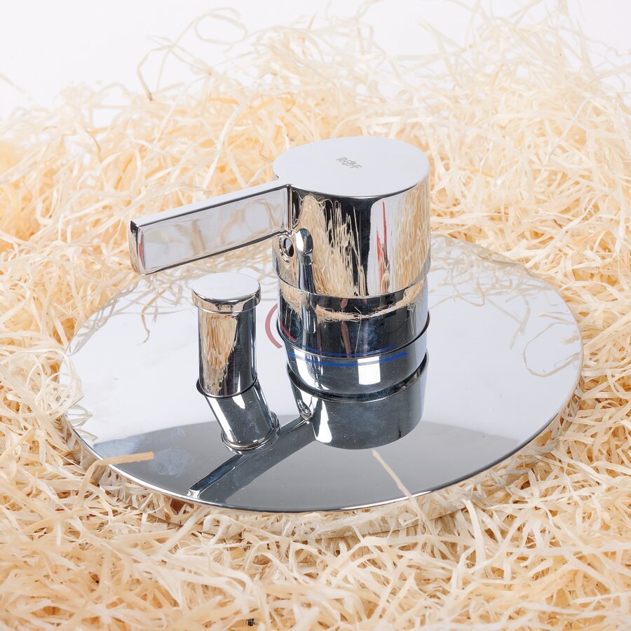 Schützt auch Oberflächen Edelstahl-Armatur gepolstert in Holzwolle