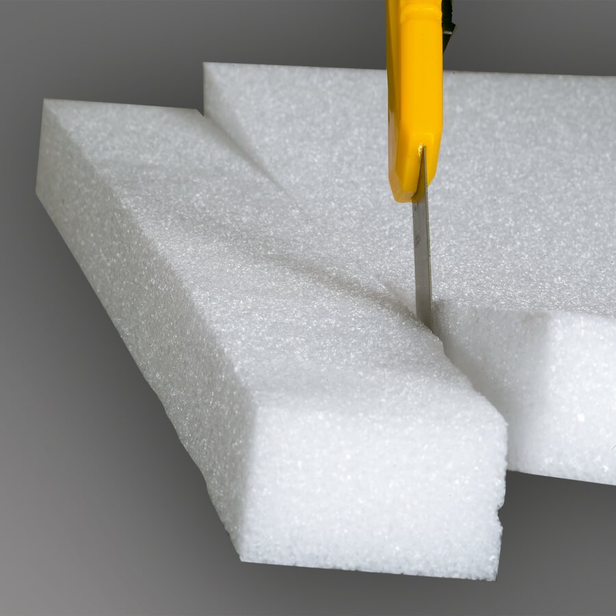 Schaumplatten lassen sich leicht mit einem Cuttermesser zuschneiden und bearbeiten Schaumplatten lassen sich leicht mit einem Cuttermesser zuschneiden und bearbeiten