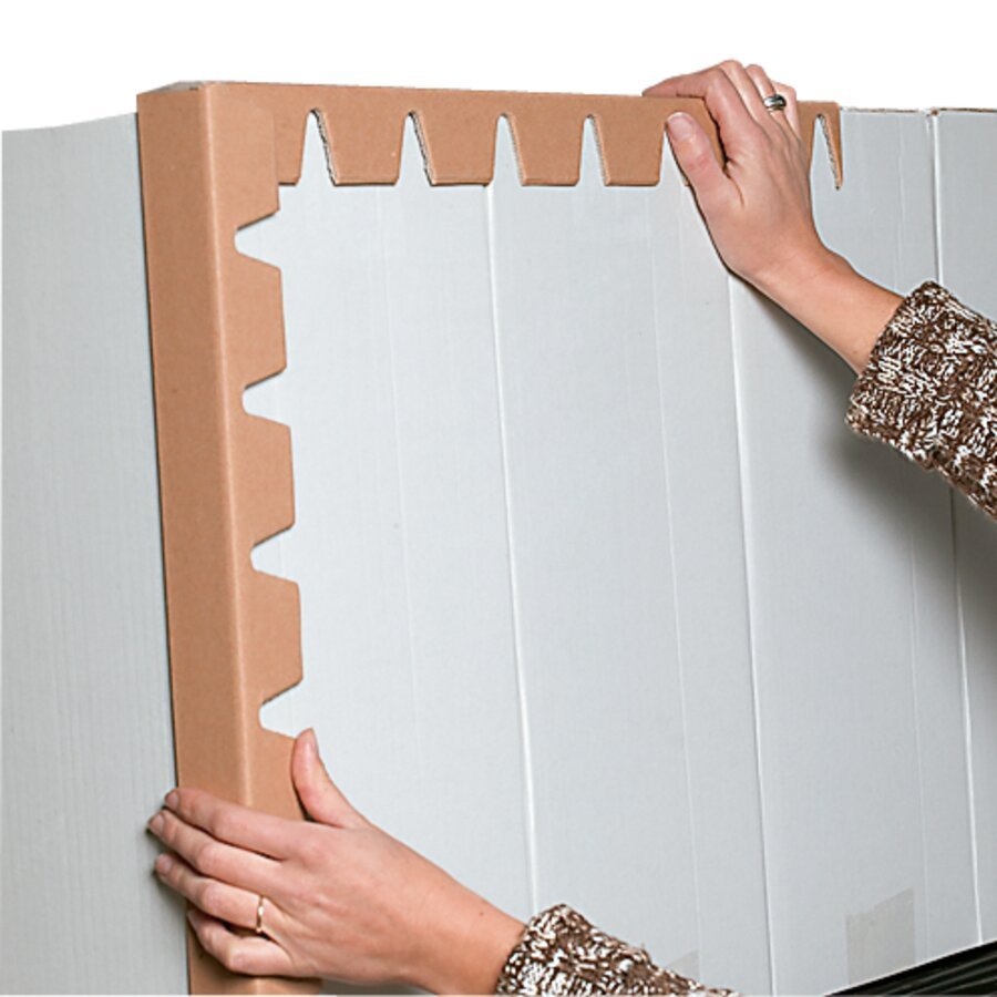 Die Kantenschutzwinkel aus stabiler Vollpappe lassen sich durch die Einkerbungen einfach zu einer Ecke formen Die Kantenschutzwinkel aus stabiler Vollpappe lassen sich durch die Einkerbungen einfach zu einer Ecke formen