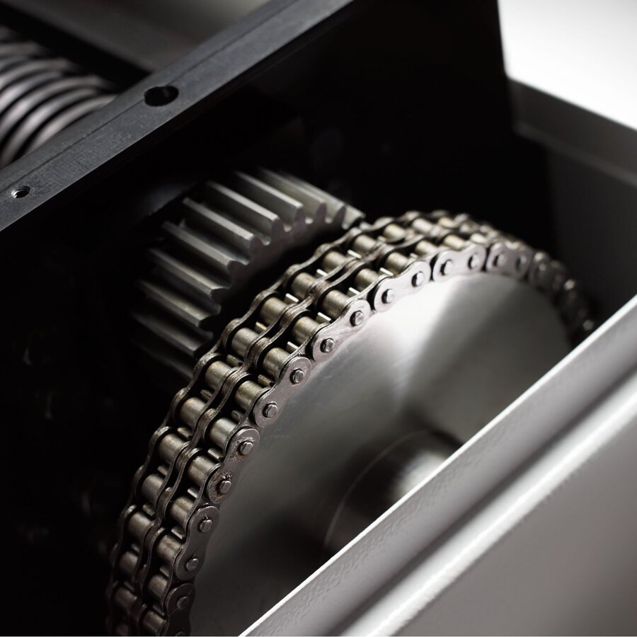 Die Schneidwellen werden über Ketten aus Stahl angetrieben Die Schneidwellen werden über Ketten aus Stahl angetrieben