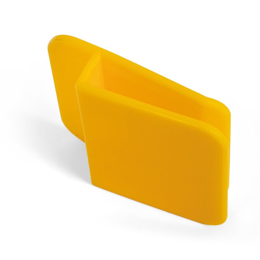 Dank des auffällig gelben Kunststoffs ist die Klammer am Karton nicht zu übersehen Dank des auffällig gelben Kunststoffs ist die Klammer am Karton nicht zu übersehen