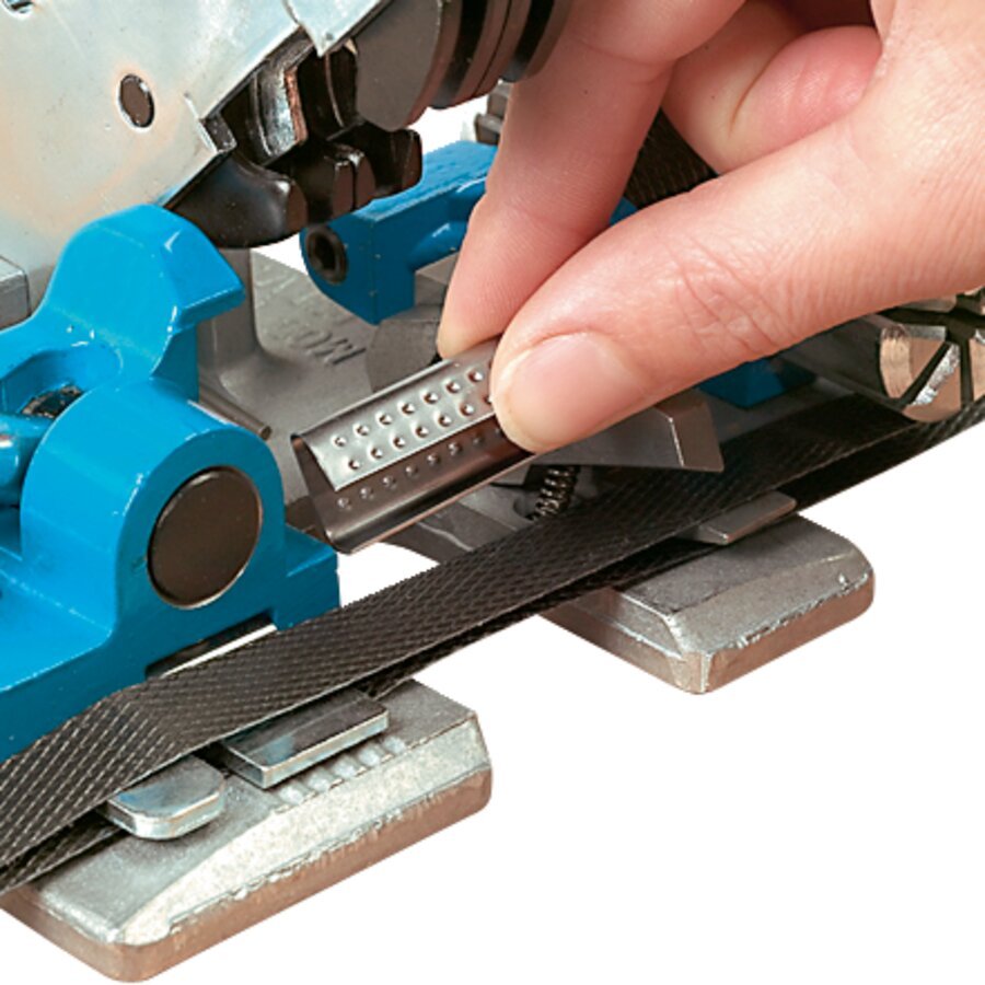 ... Hülse einlegen, dann verschließen und abschneiden ... Hülse einlegen, dann verschließen und abschneiden