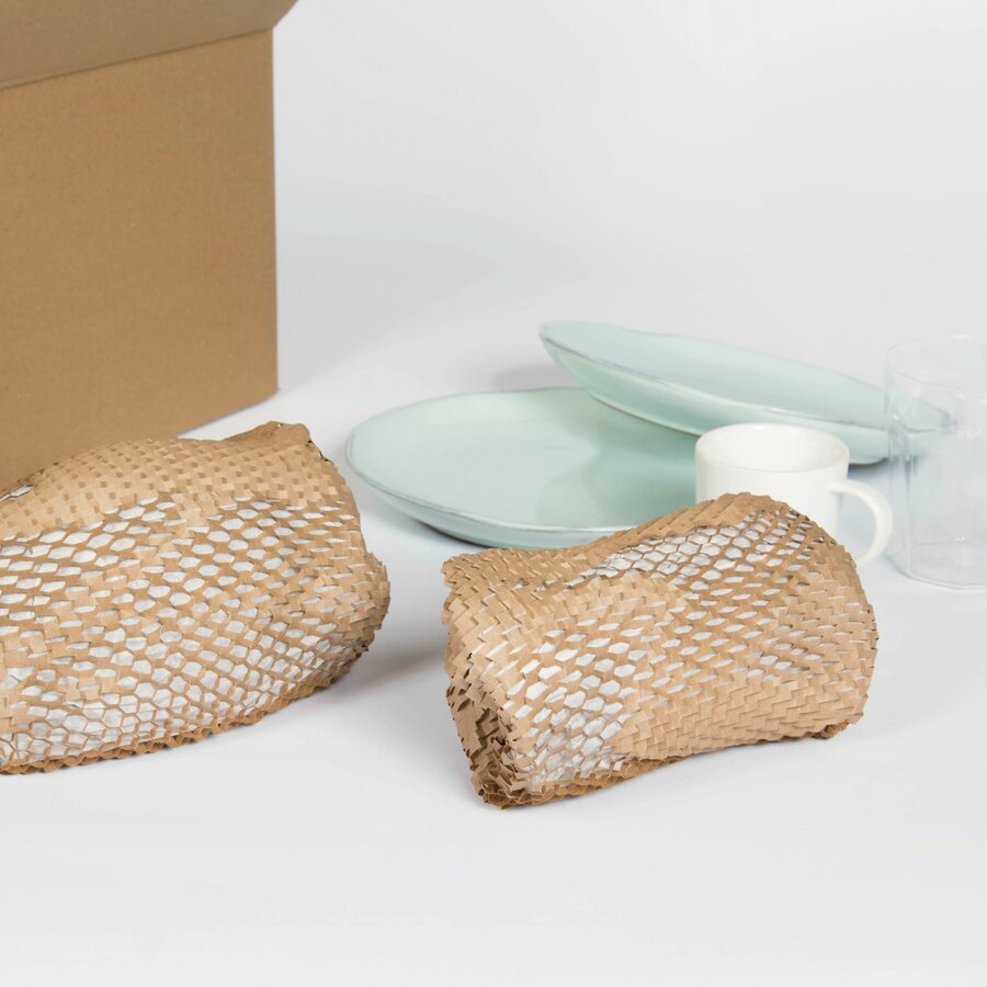 Auch zerbrechliche Waren wie Glas oder Geschirr lassen sich damit sicher verpacken Auch zerbrechliche Waren wie Glas oder Geschirr lassen sich damit sicher verpacken