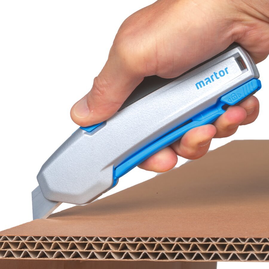 Zum Auslösen der Klinge den Hebel gedrückt halten Zum Auslösen der Klinge den Hebel gedrückt halten